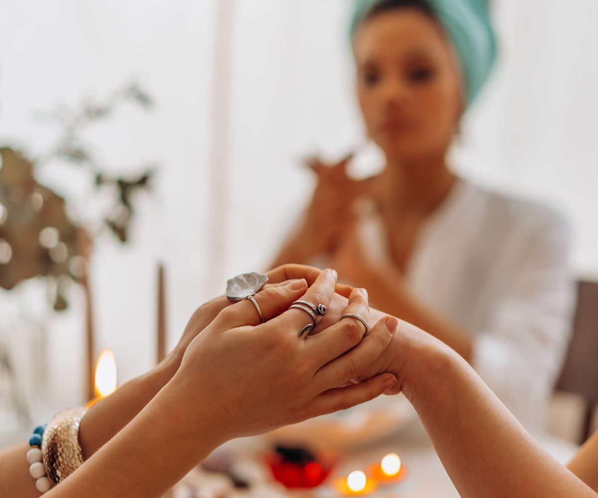 Mains et ambiance de détente lors d’une séance de relaxation